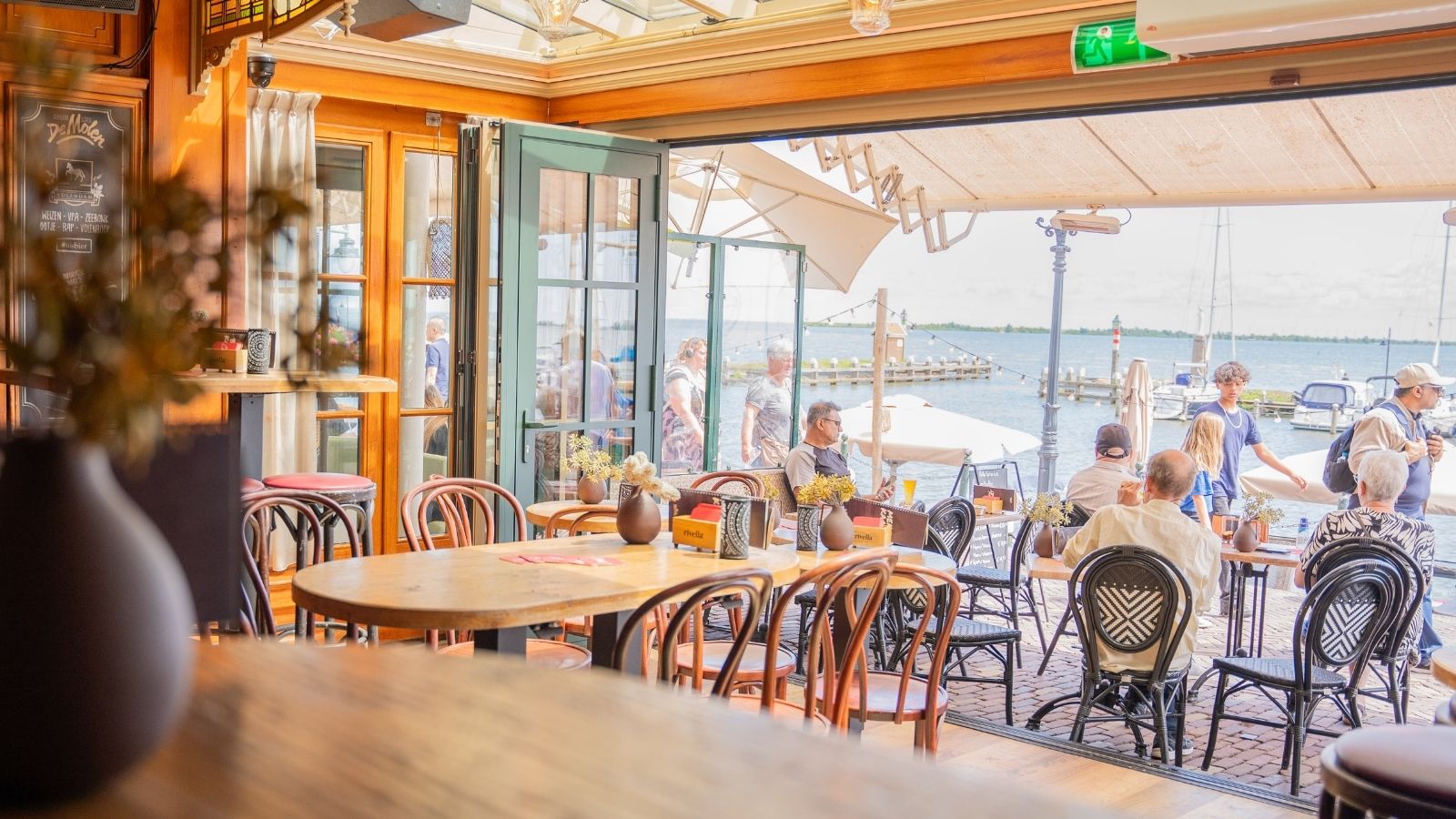 Bar de Molen in Volendam met uitzicht op Markeermeer